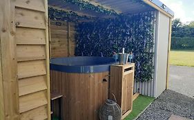 Anglesey New Modern Shepherds Hut With Spa Hot Tub
