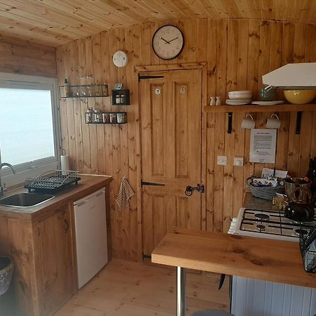 Anglesey New Modern Shepherds Hut With Spa Hot Tub Gwalchmai Exterior photo