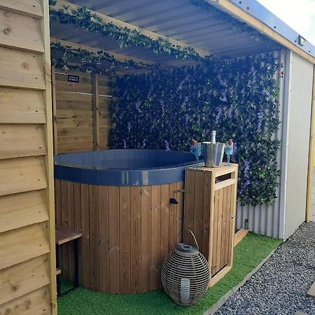 Anglesey New Modern Shepherds Hut With Spa Hot Tub Gwalchmai Exterior photo