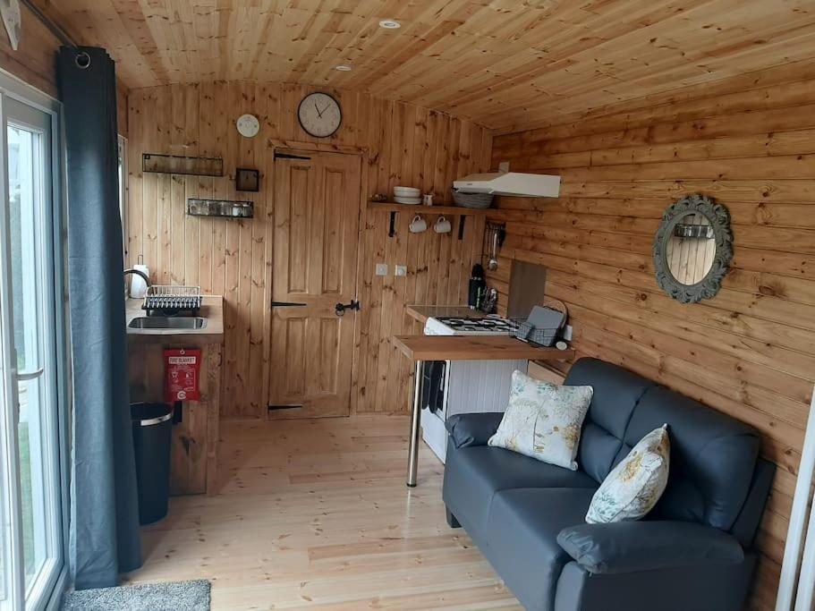 Anglesey New Modern Shepherds Hut With Spa Hot Tub Gwalchmai Exterior photo