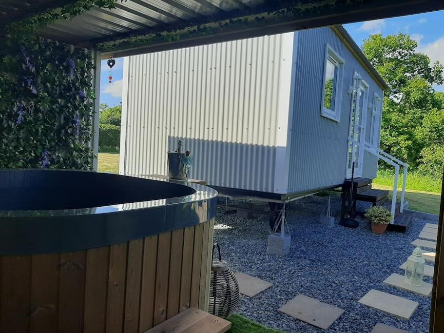 Anglesey New Modern Shepherds Hut With Spa Hot Tub Gwalchmai Exterior photo