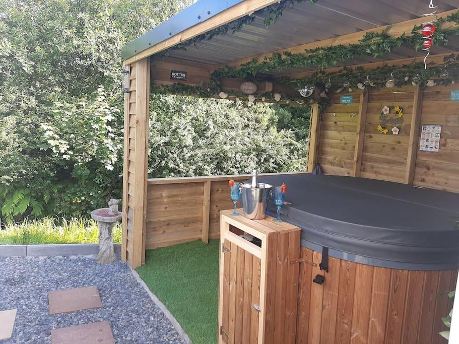 Anglesey New Modern Shepherds Hut With Spa Hot Tub Gwalchmai Exterior photo