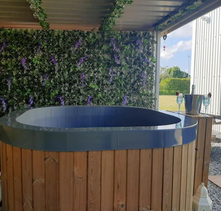 Anglesey New Modern Shepherds Hut With Spa Hot Tub Gwalchmai Exterior photo