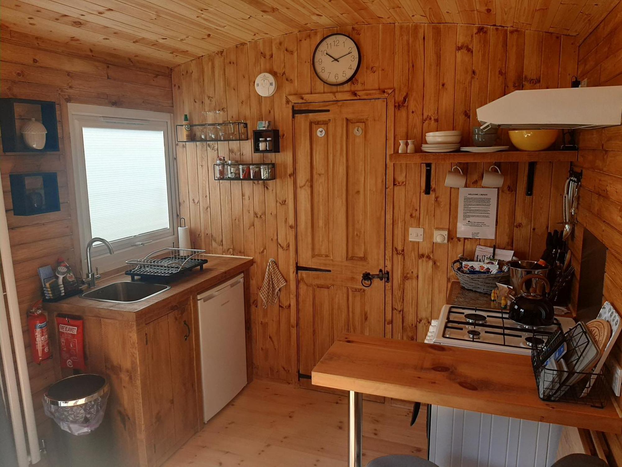 Anglesey New Modern Shepherds Hut With Spa Hot Tub Gwalchmai Exterior photo