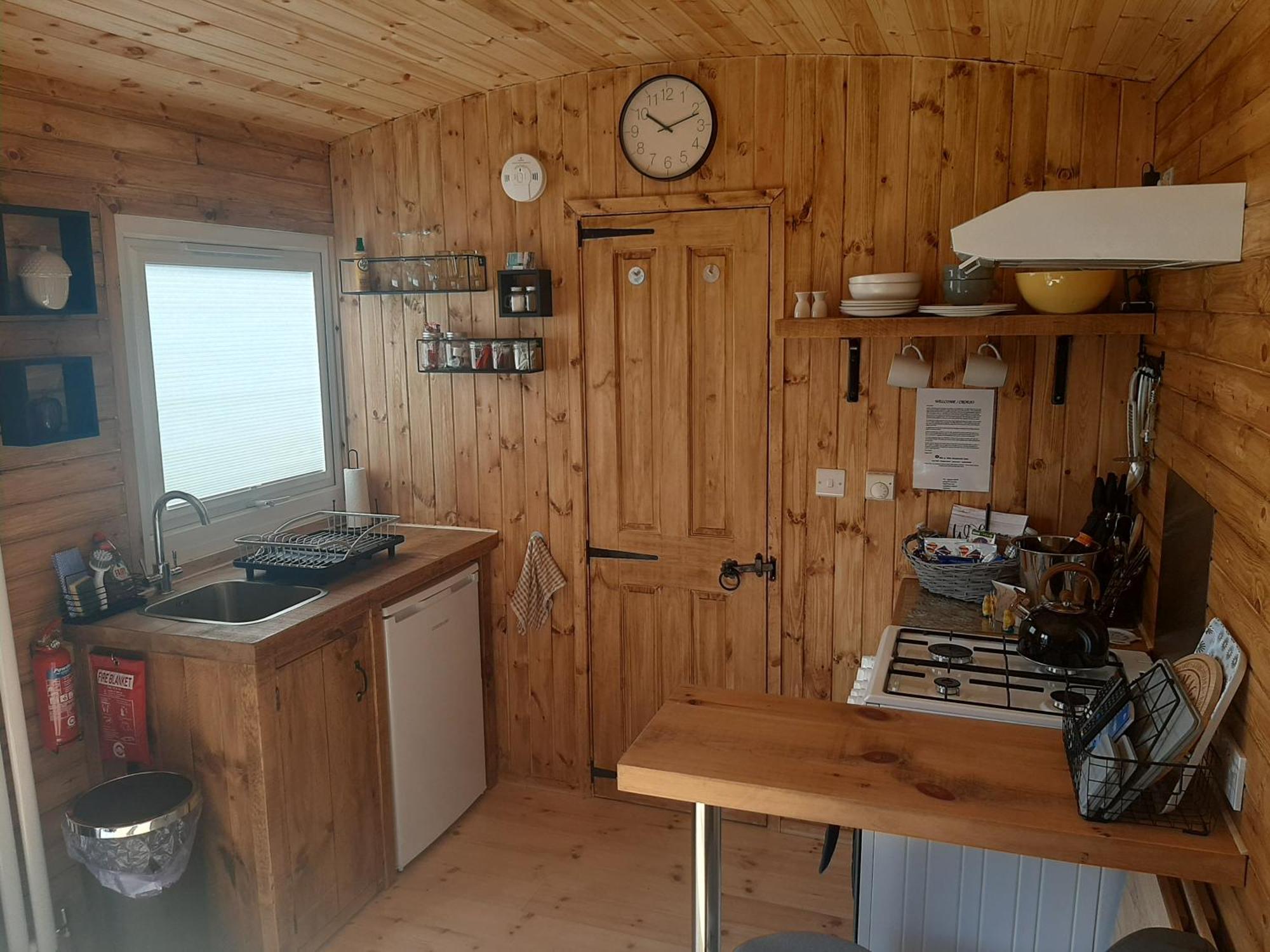 Anglesey New Modern Shepherds Hut With Spa Hot Tub Gwalchmai Exterior photo