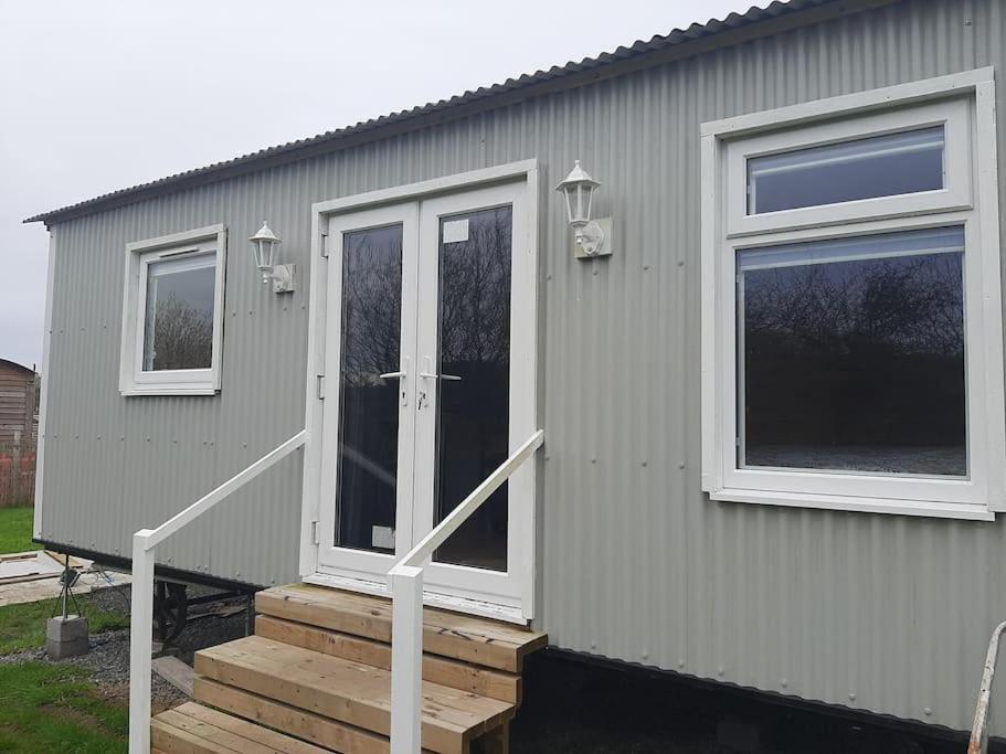 Anglesey New Modern Shepherds Hut With Spa Hot Tub Gwalchmai Exterior photo