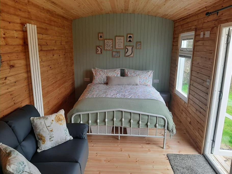 Anglesey New Modern Shepherds Hut With Spa Hot Tub Gwalchmai Exterior photo