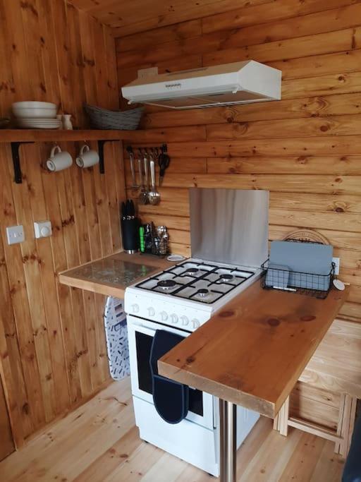 Anglesey New Modern Shepherds Hut With Spa Hot Tub Gwalchmai Exterior photo