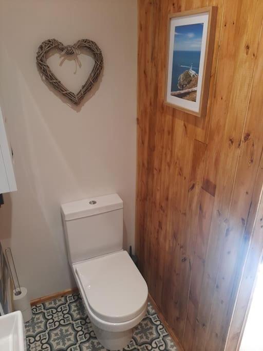 Anglesey New Modern Shepherds Hut With Spa Hot Tub Gwalchmai Exterior photo