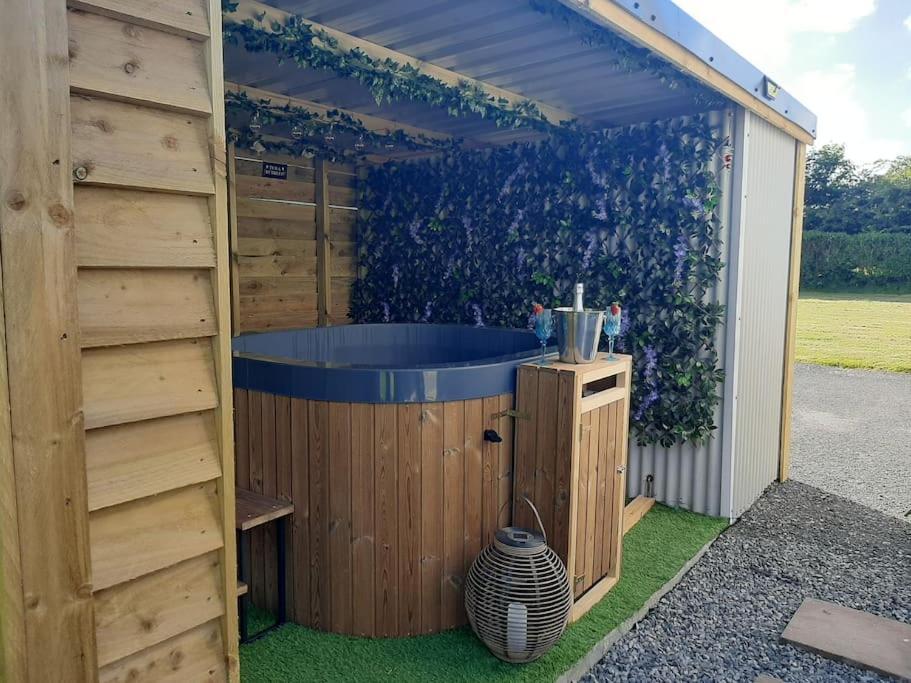 Anglesey New Modern Shepherds Hut With Spa Hot Tub Gwalchmai Exterior photo