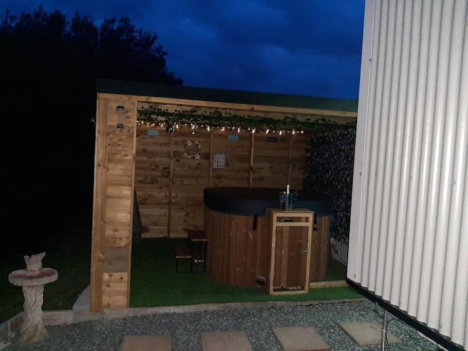 Anglesey New Modern Shepherds Hut With Spa Hot Tub Gwalchmai Exterior photo