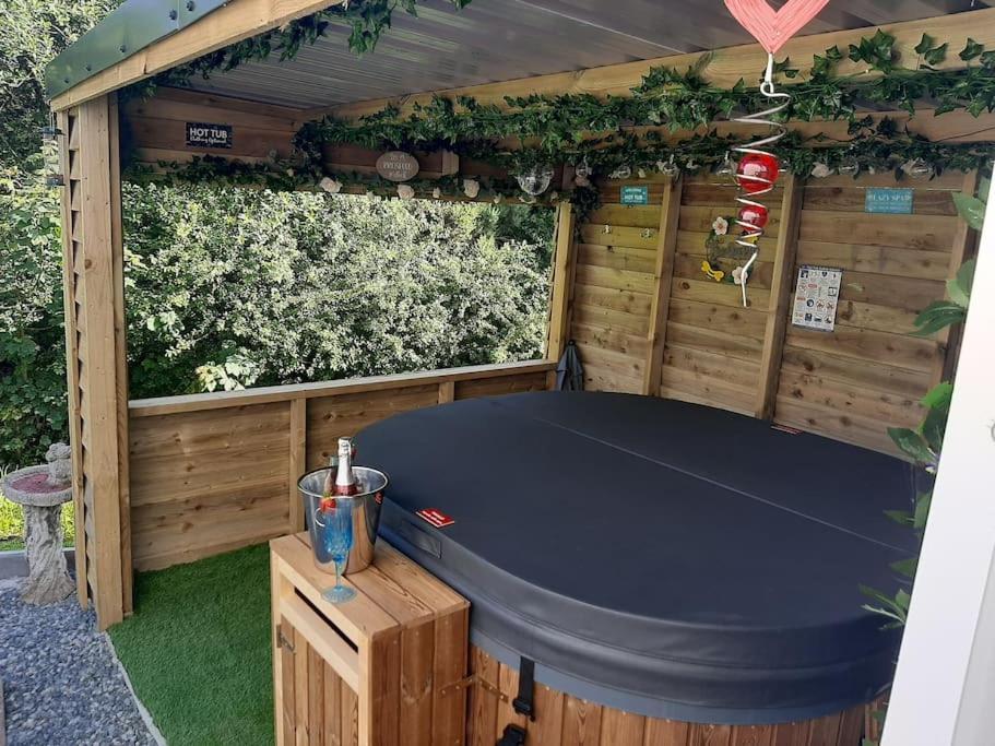 Anglesey New Modern Shepherds Hut With Spa Hot Tub Gwalchmai Exterior photo