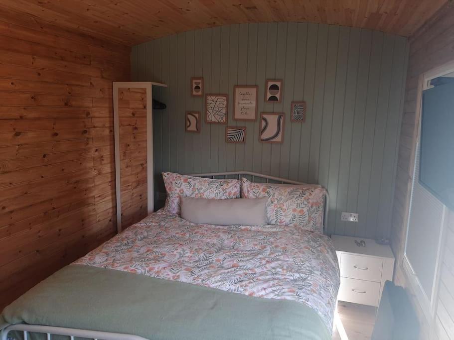 Anglesey New Modern Shepherds Hut With Spa Hot Tub Gwalchmai Exterior photo