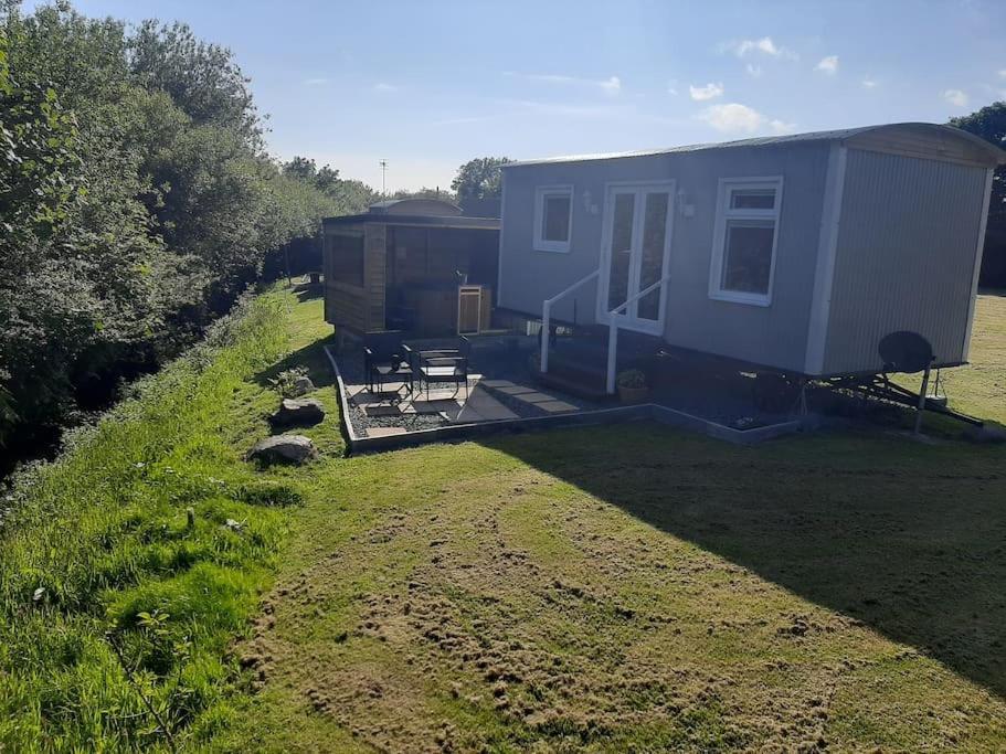 Anglesey New Modern Shepherds Hut With Spa Hot Tub Gwalchmai Exterior photo