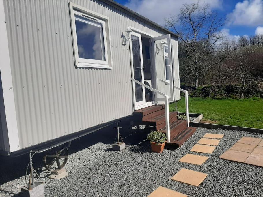 Anglesey New Modern Shepherds Hut With Spa Hot Tub Gwalchmai Exterior photo