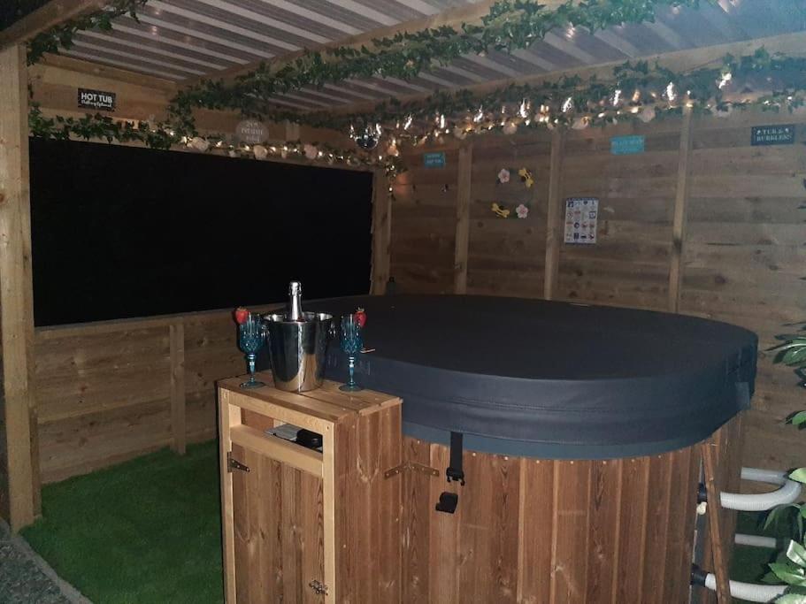 Anglesey New Modern Shepherds Hut With Spa Hot Tub Gwalchmai Exterior photo
