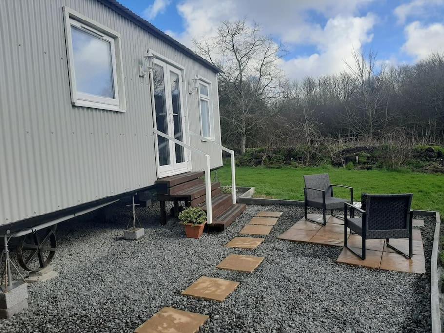 Anglesey New Modern Shepherds Hut With Spa Hot Tub Gwalchmai Exterior photo