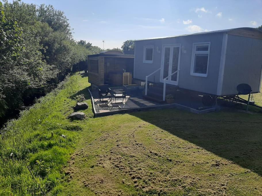 Anglesey New Modern Shepherds Hut With Spa Hot Tub Gwalchmai Exterior photo
