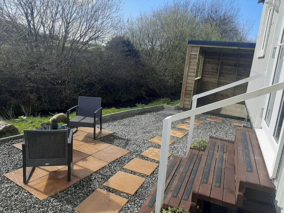 Anglesey New Modern Shepherds Hut With Spa Hot Tub Gwalchmai Exterior photo