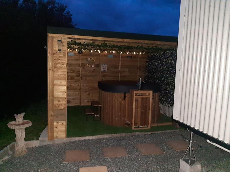 Anglesey New Modern Shepherds Hut With Spa Hot Tub Gwalchmai Exterior photo